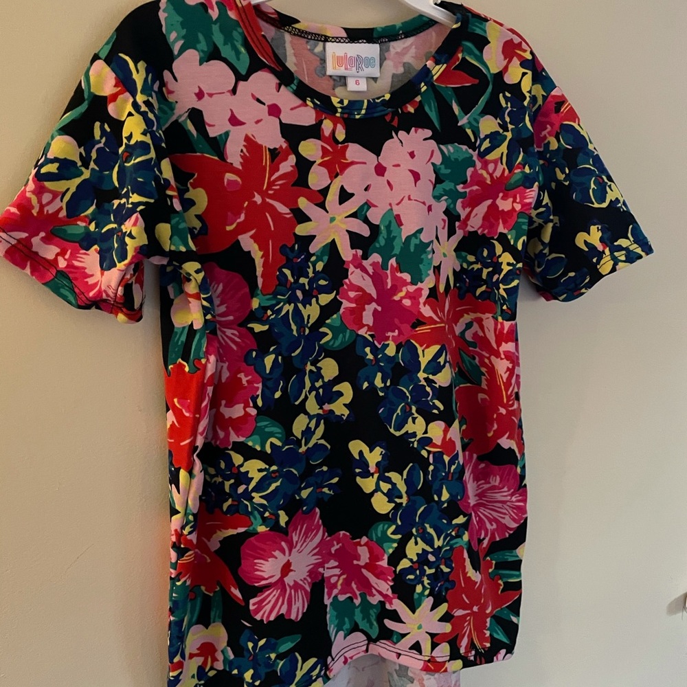 🌹🌹Lularoe Gracie little girl’s shirt - Picture 3 of 5
